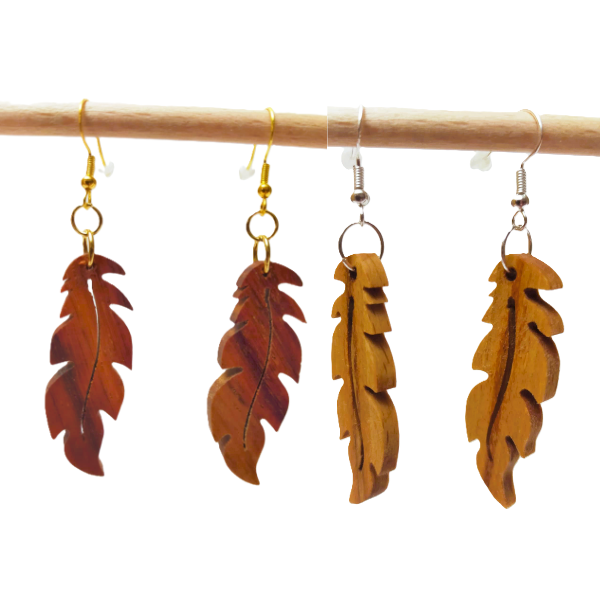 boucles d'oreille plume bois brut 2 essences différentes sami créascions